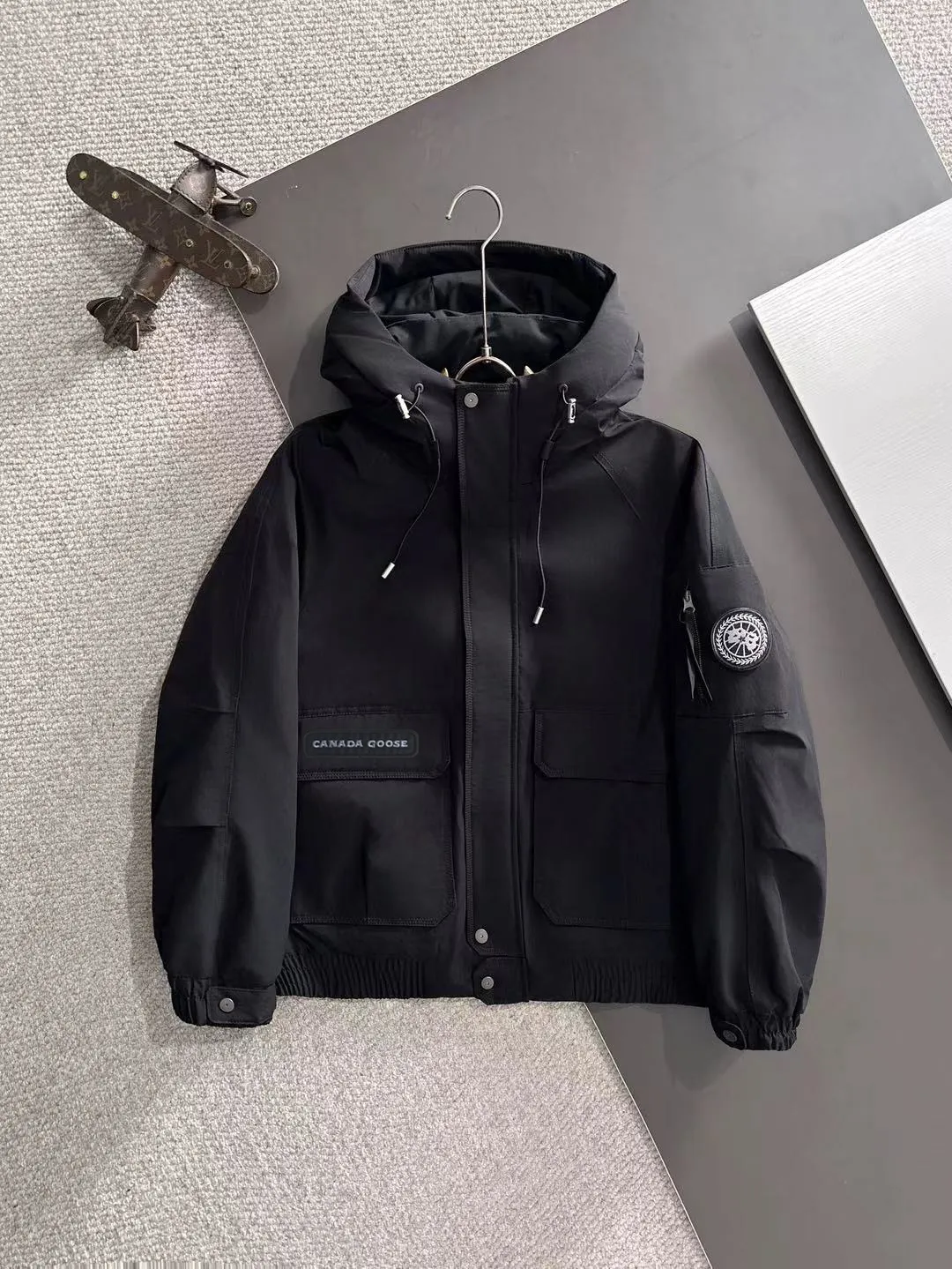 Two-day delivery time P960 Big Goose 🔥🔥 High-end customization 2025 winter official website's latest popular down jacket. Original custom-made hardware accessories for customers, all imported and original customization. Welcome to compare at the counter. Absolutely high quality. Use top-grade 90 white goose down. Super soft. Filled with fluffy and full feathers. Super heavy work. Fabric workmanship is excellent. The version is super perfect. Note⚠The fabric is super comfortable. Exclusive model. High-end quality. A must-have warm and protective artifact in winter. Size: M-3XL